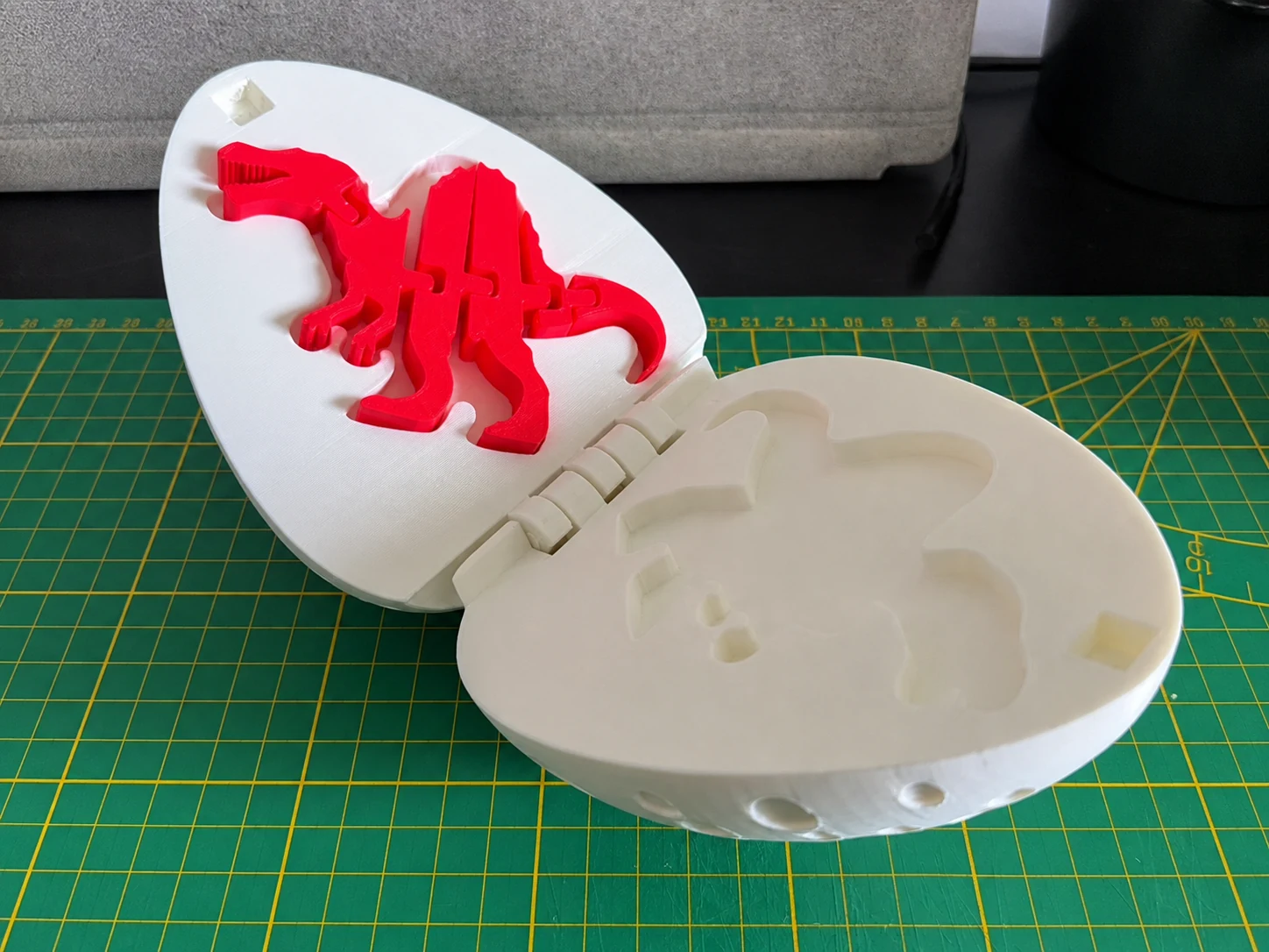 Huevo de Pascua con dinosaurio