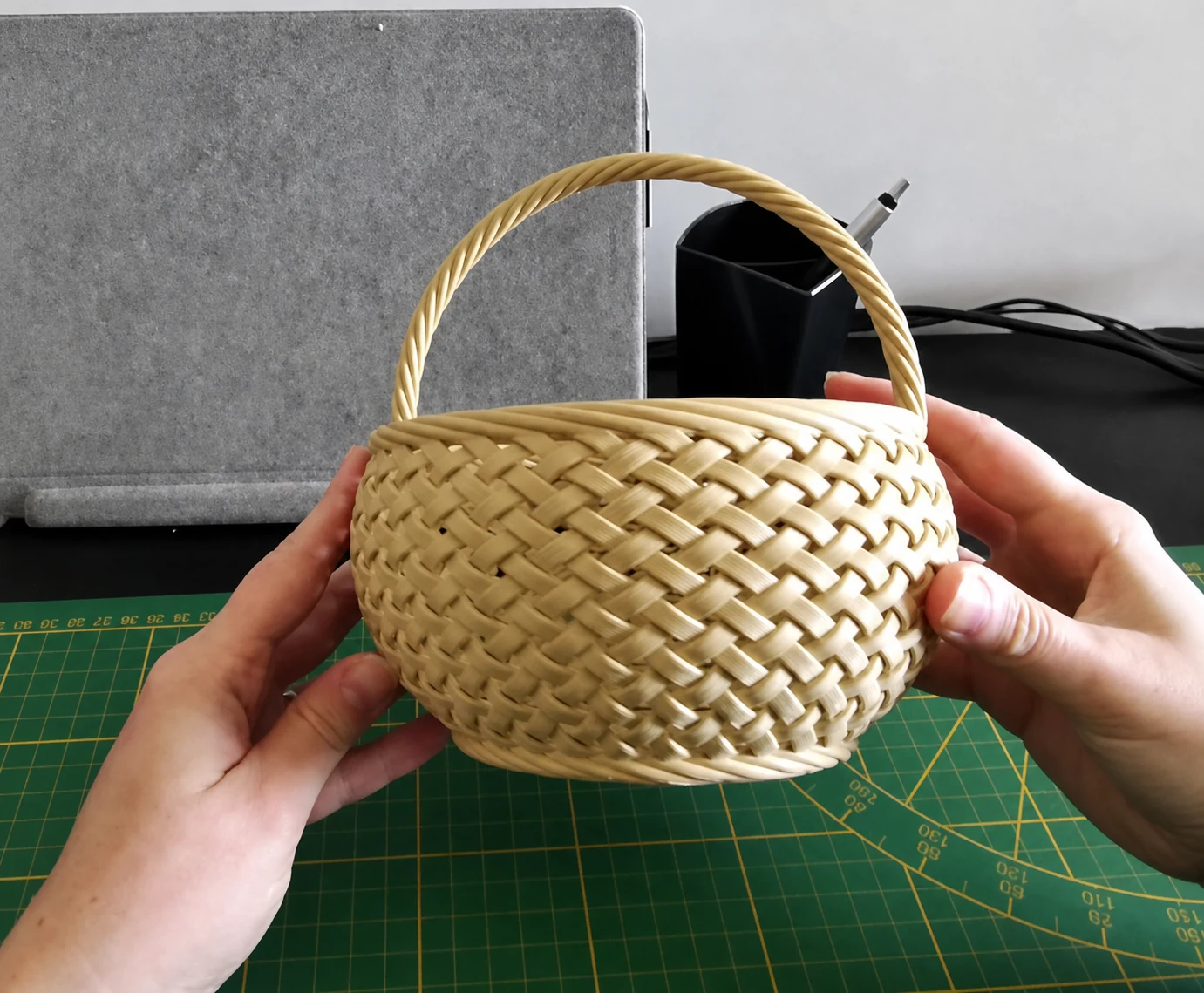 Cesta para la búsqueda de Pascua