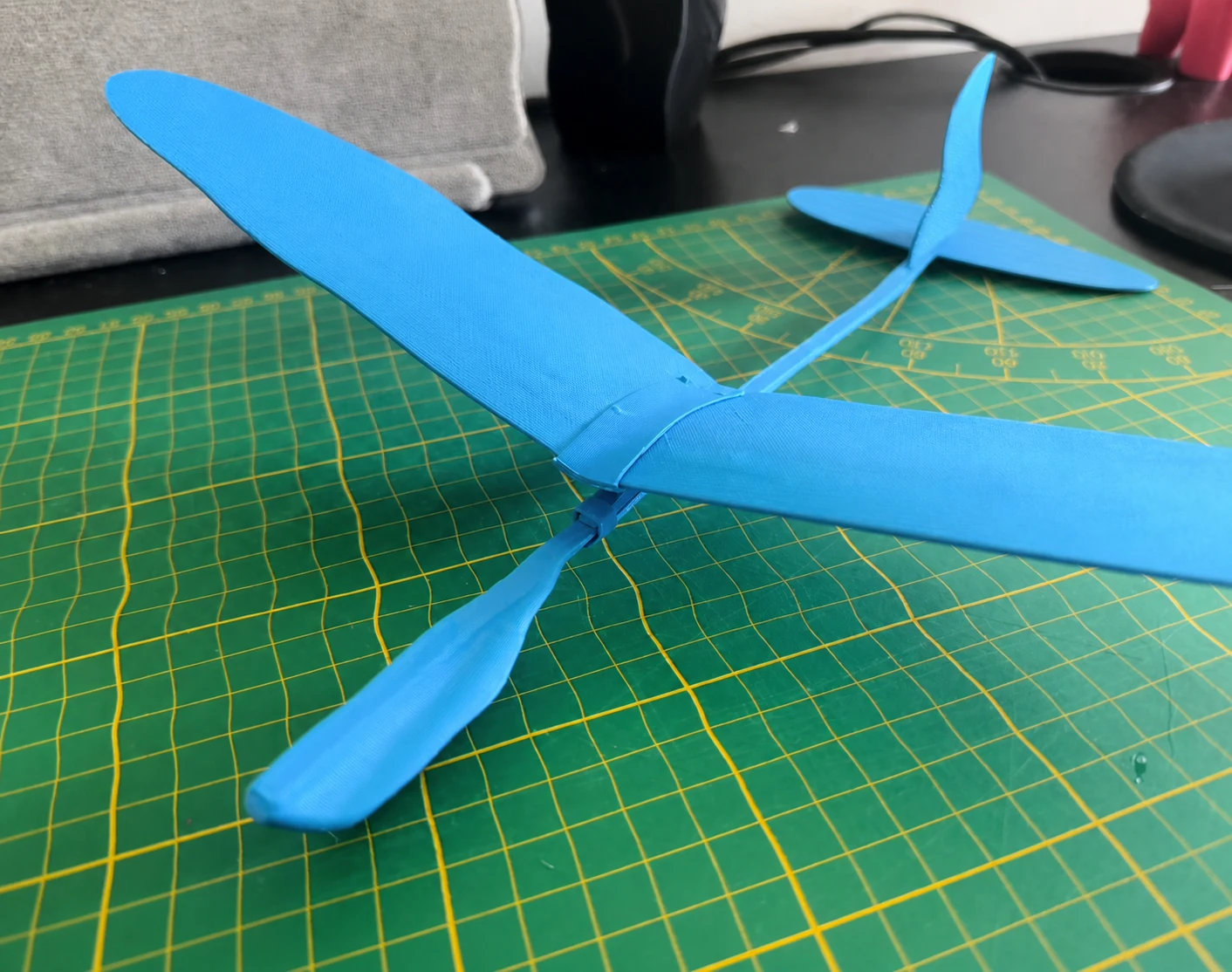 Avión para lanzar en el parque
