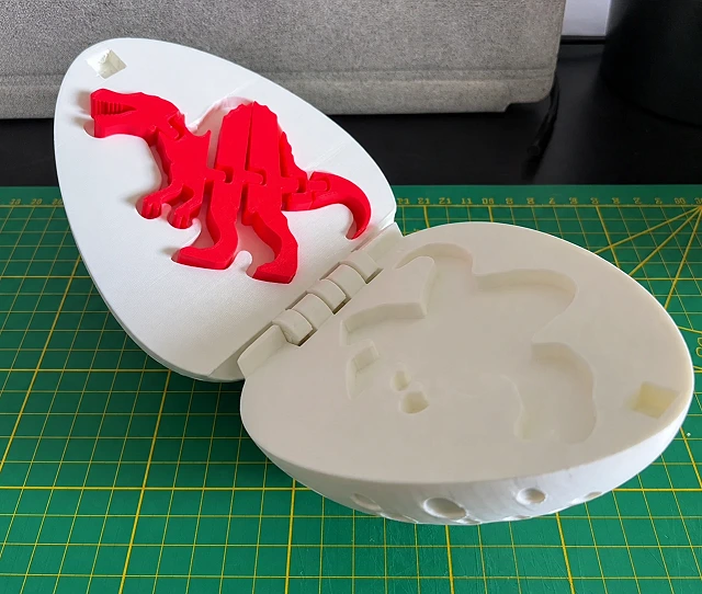 Huevo de Pascua con dinosaurio