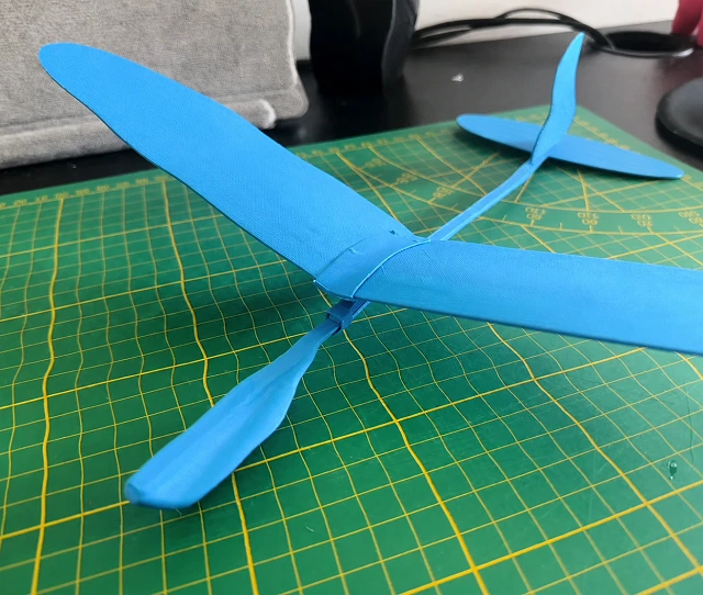 Avión para lanzar en el parque